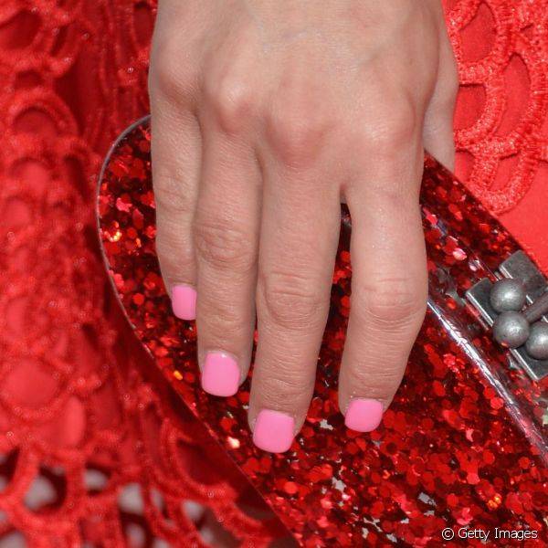 A cantora tamb?m costuma usar as cores das unhas para fazer contraste com as roupas assim como aconteceu com esse esmalte rosa e vestido vermelho usados para uma competi??o, em 2014